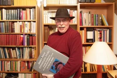 Stündel mit der Finnegans Wake Übersetzung in seiner Bibliothek