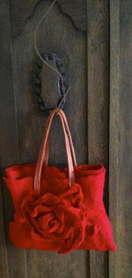 rote Filztasche mit großer Blüte