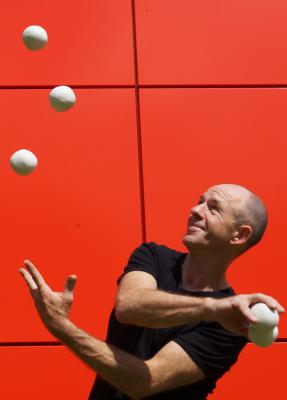 Mo de Bleu Circensische Künste „ Eine Reise durch das Land der Jonglierkunst „