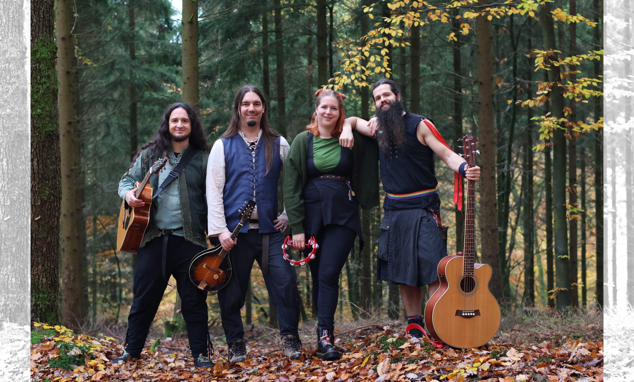 bandfoto-wald-mit-instrumenten